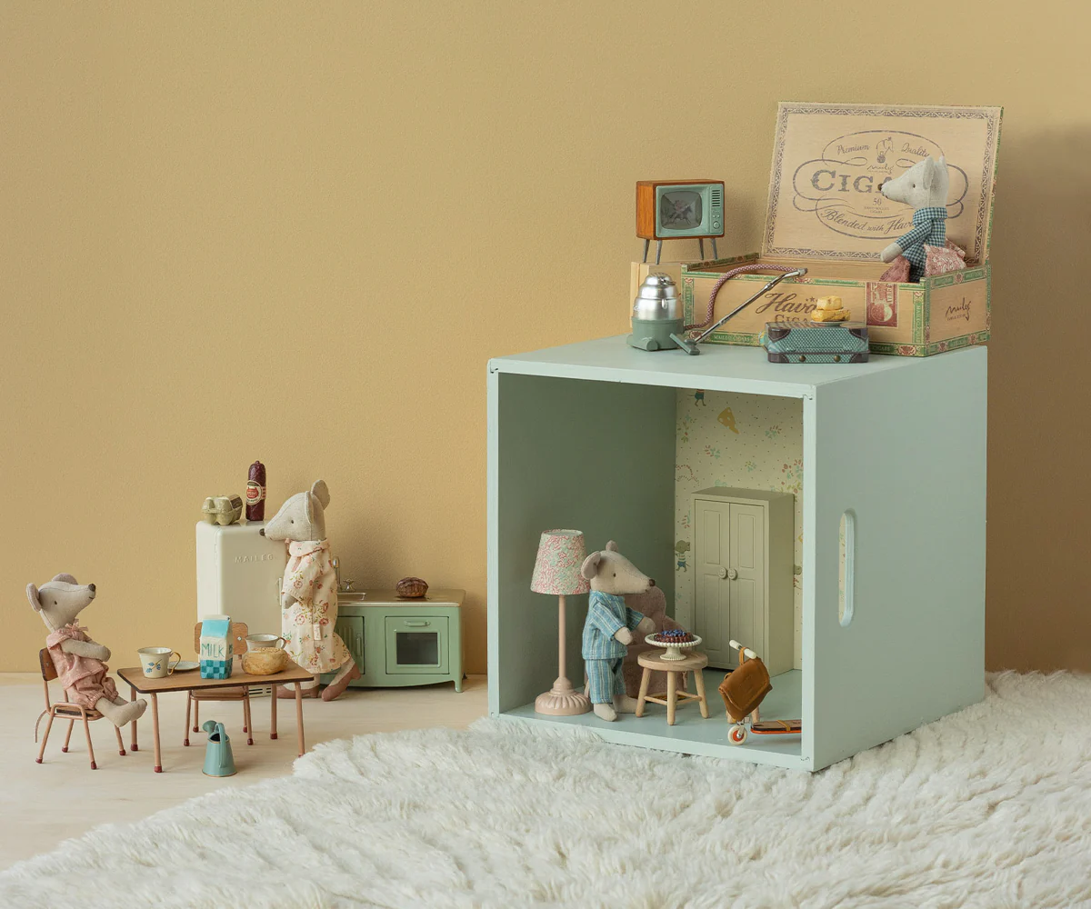 Grandma and grandpa mice in cigarbox