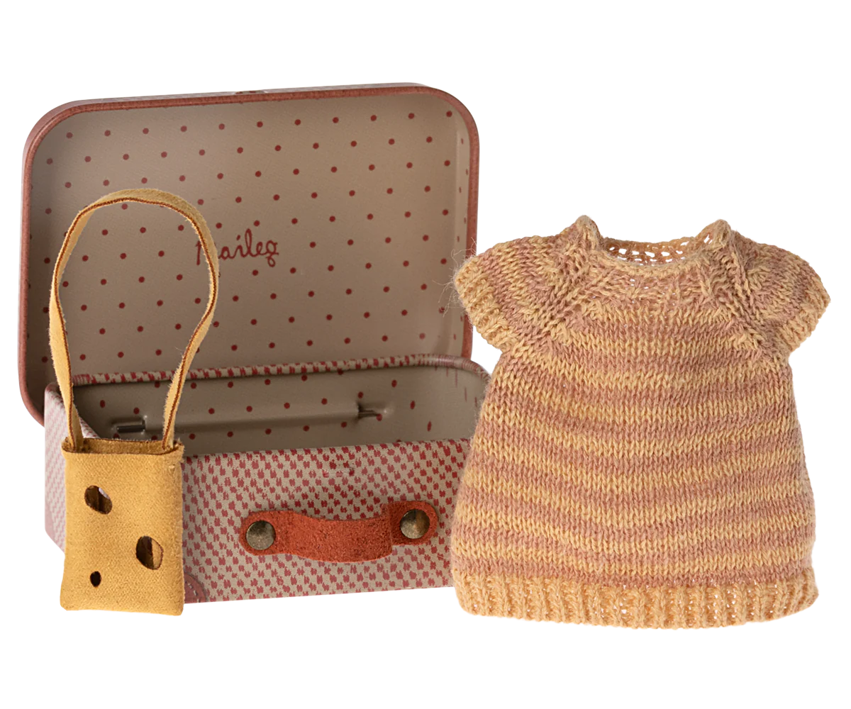 Knitted dress and bag in suitcase, Big sister mouse